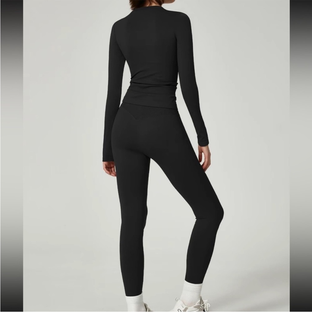 Women's Black Leggings and matching top both size medium. Size chart in last pic